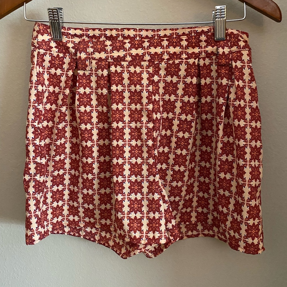 Shrinking Violet Pleated Red Cream Geometric Shorts Women's M 100% Polyester